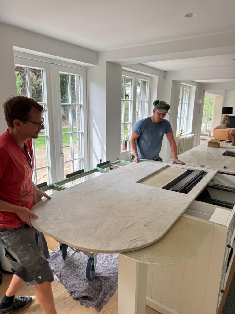 installation d'un plan de travaille en marbre par les équipes de marbrerie dorchy